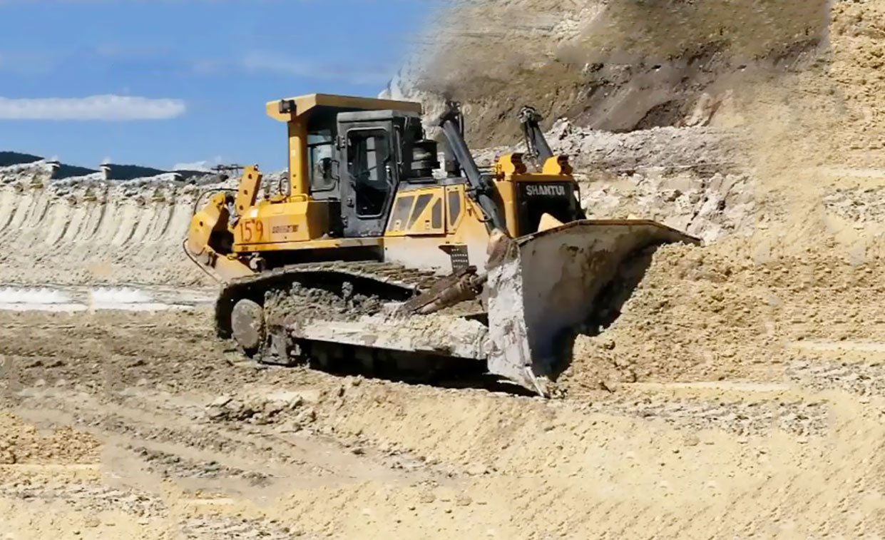 Excavadora SD32-C5 para la construcción de carreteras y el vertido en una mina a cielo abierto en Serbia